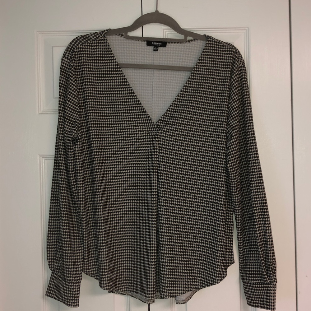 Cute flowy houndstooth top